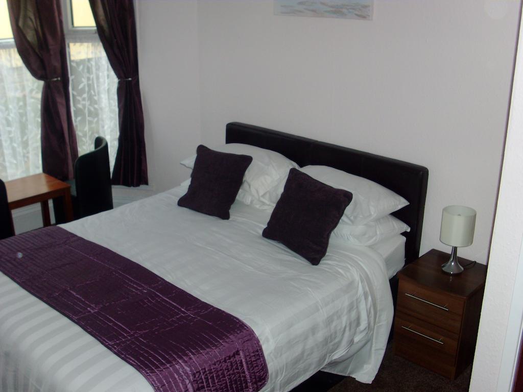 Lockinbar Holiday Apartments Tenby Szoba fotó