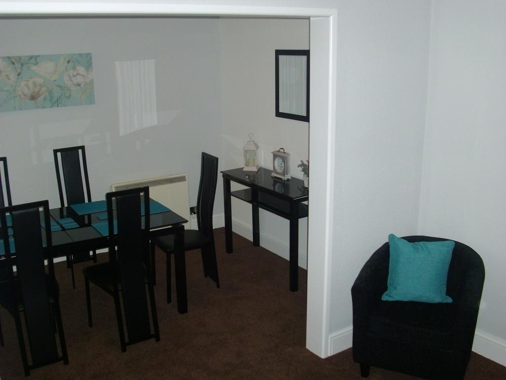 Lockinbar Holiday Apartments Tenby Szoba fotó